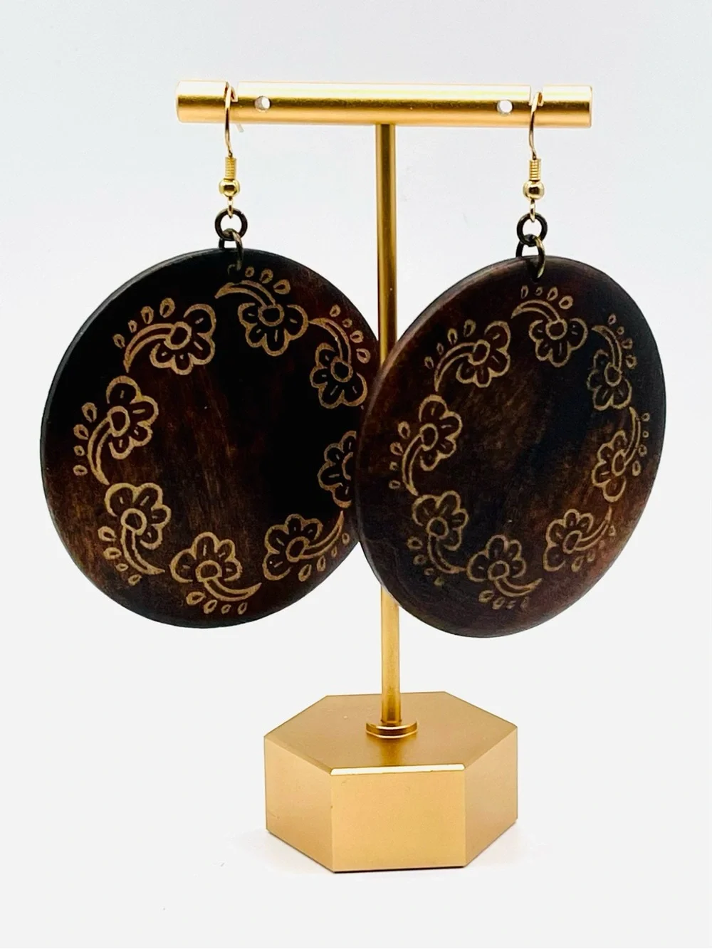 Vtg Boho Round Dark Brown Engraved Wooden Drop Dangle Earrings Floral Wreath